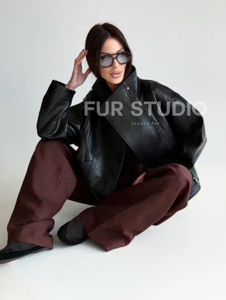 Черная женская кожаная куртка - фото 20