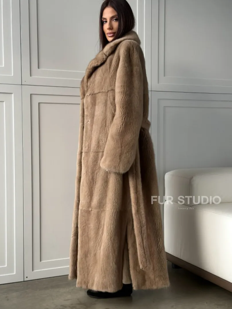 Прямая шуба из меха норки с поясом (бежевая)