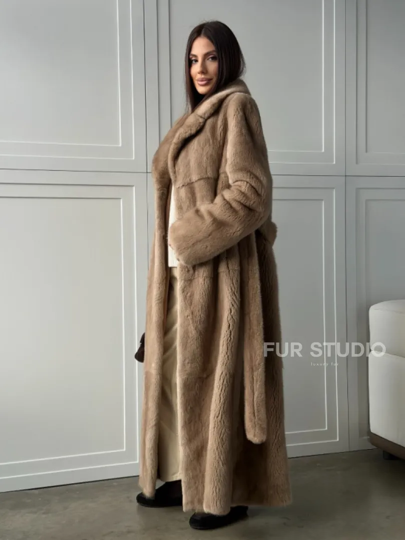 Прямая шуба из меха норки с поясом (бежевая)