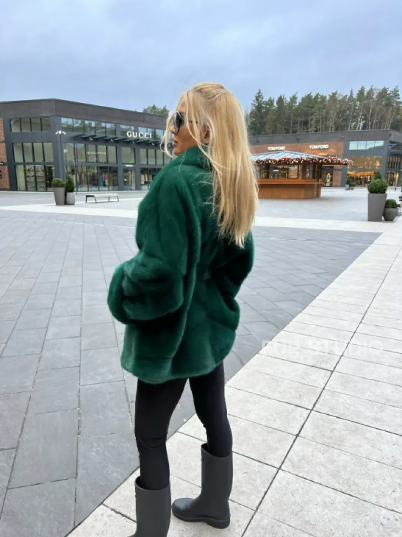 Короткая шуба из меха норки Velvet в изумрудном цвете