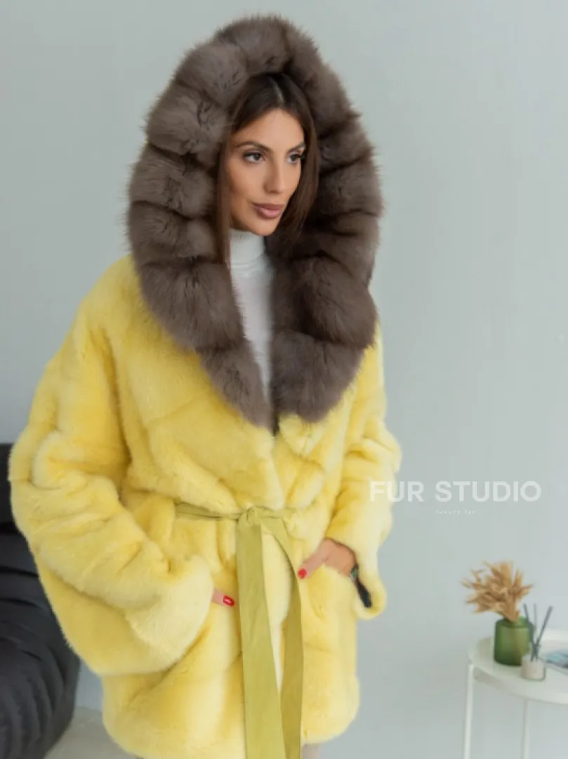 Норковое пончо - шуба с капюшоном из меха куницы - желтого цвета