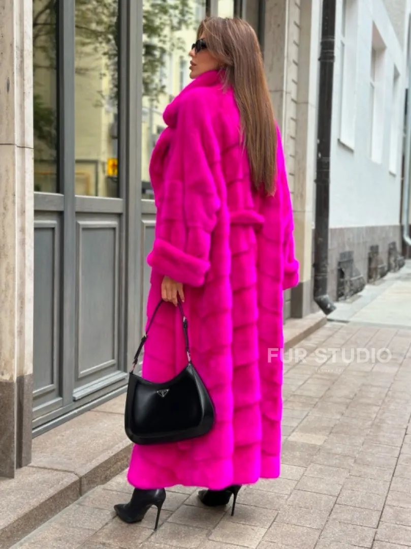 Норковая шуба в цвете фуксия