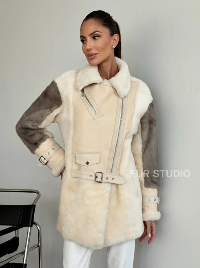 Удлиненная дубленка из натуральной овчины с рукавами из меха норки – молочный