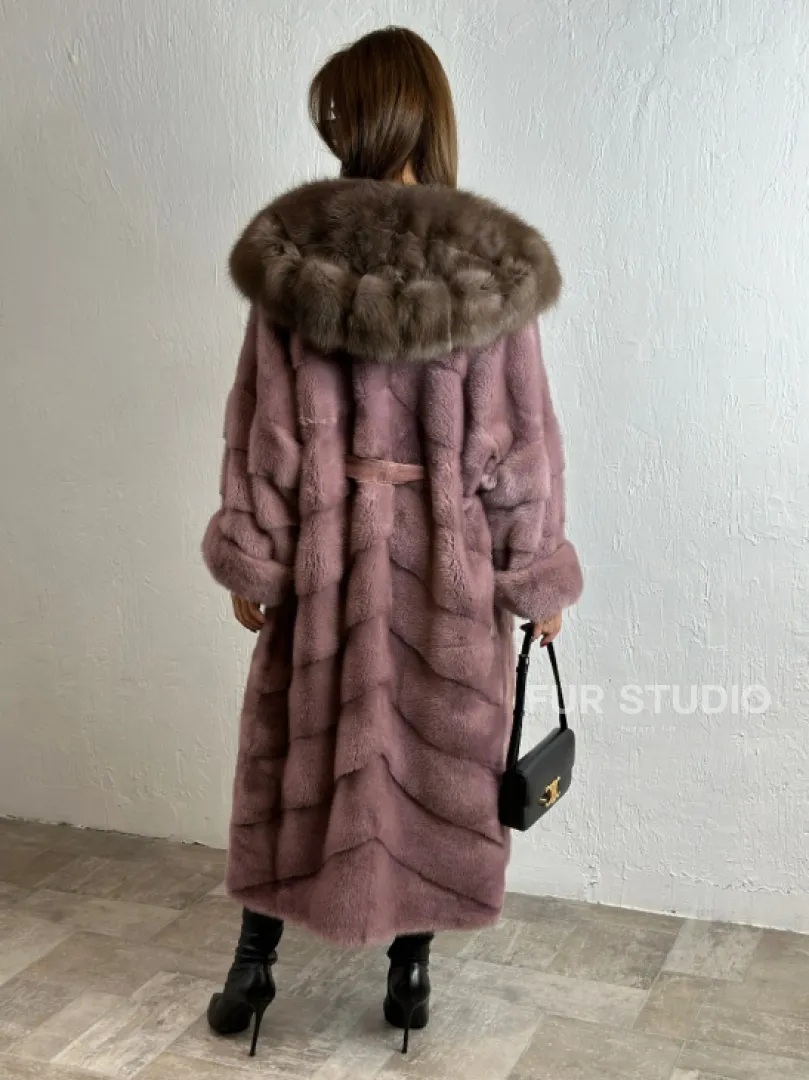 Норковая шуба с капюшоном из меха куницы - цвет пудра