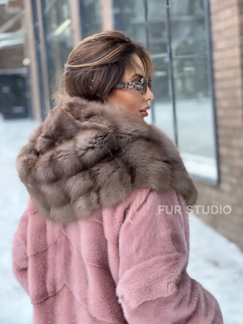 Длинная норковая шуба с капюшоном из меха куницы - цвет пудра