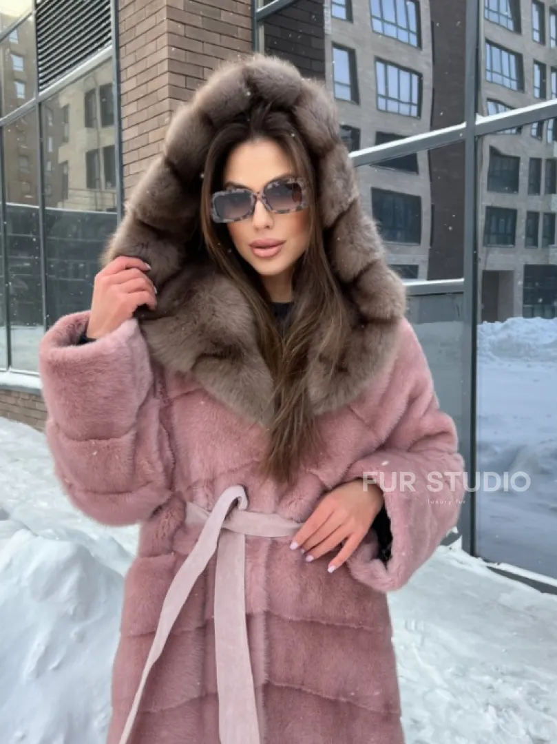 Длинная норковая шуба с капюшоном из меха куницы - цвет пудра