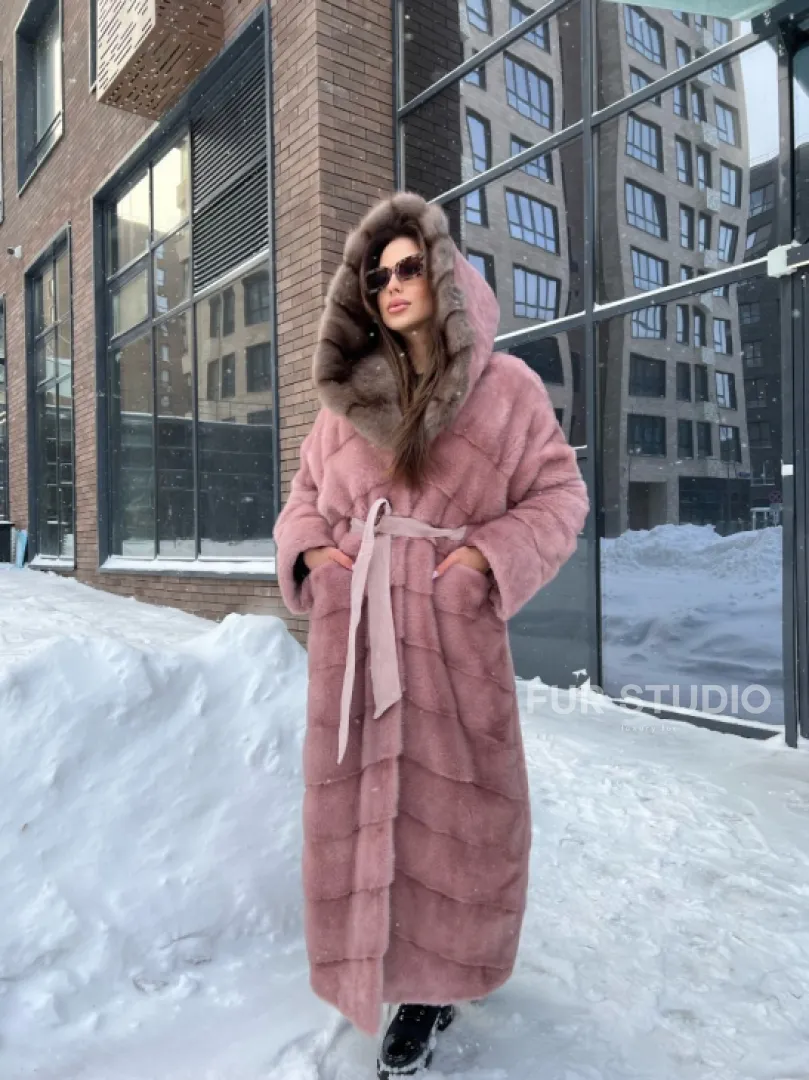 Длинная норковая шуба с капюшоном из меха куницы - цвет пудра