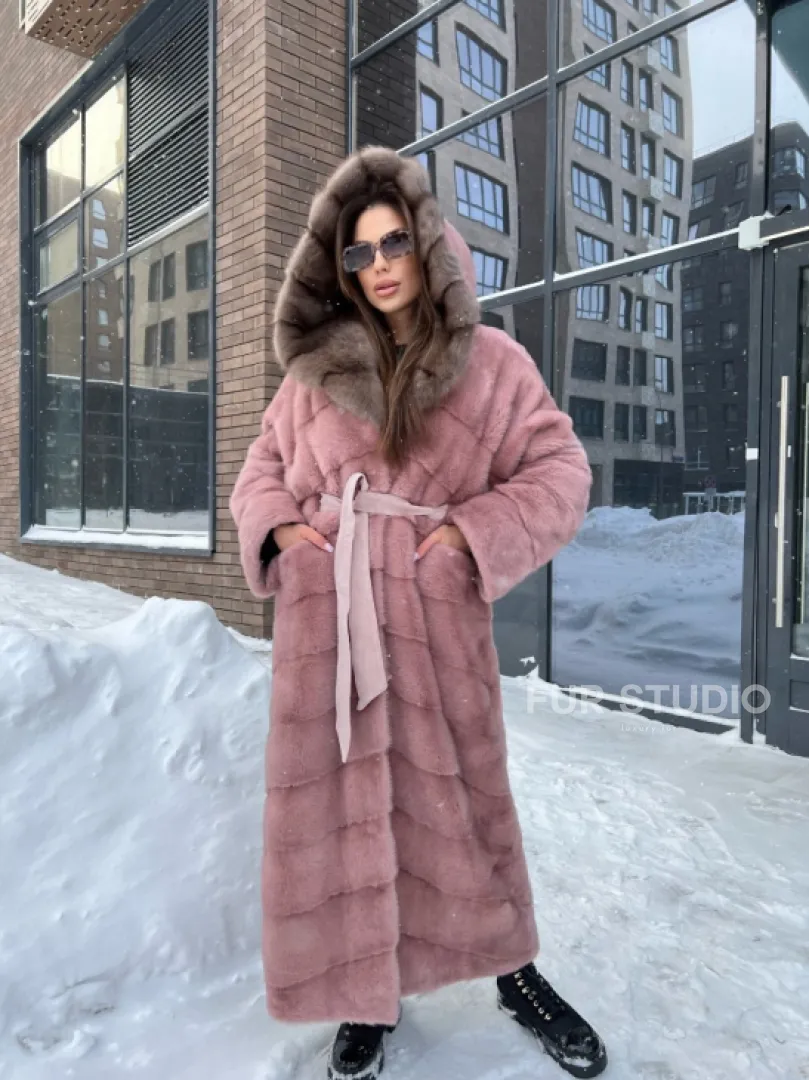 Длинная норковая шуба с капюшоном из меха куницы - цвет пудра