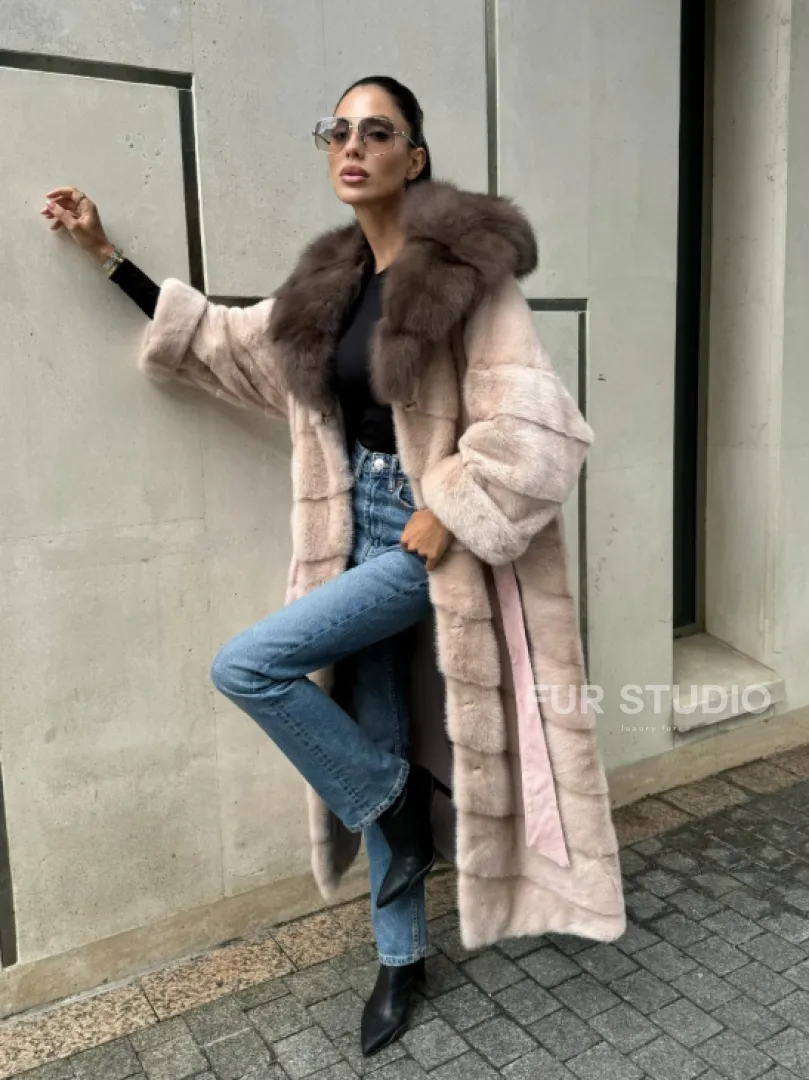 Норковая шуба с капюшоном из меха куницы пудрового цвета (нежно-розовый)