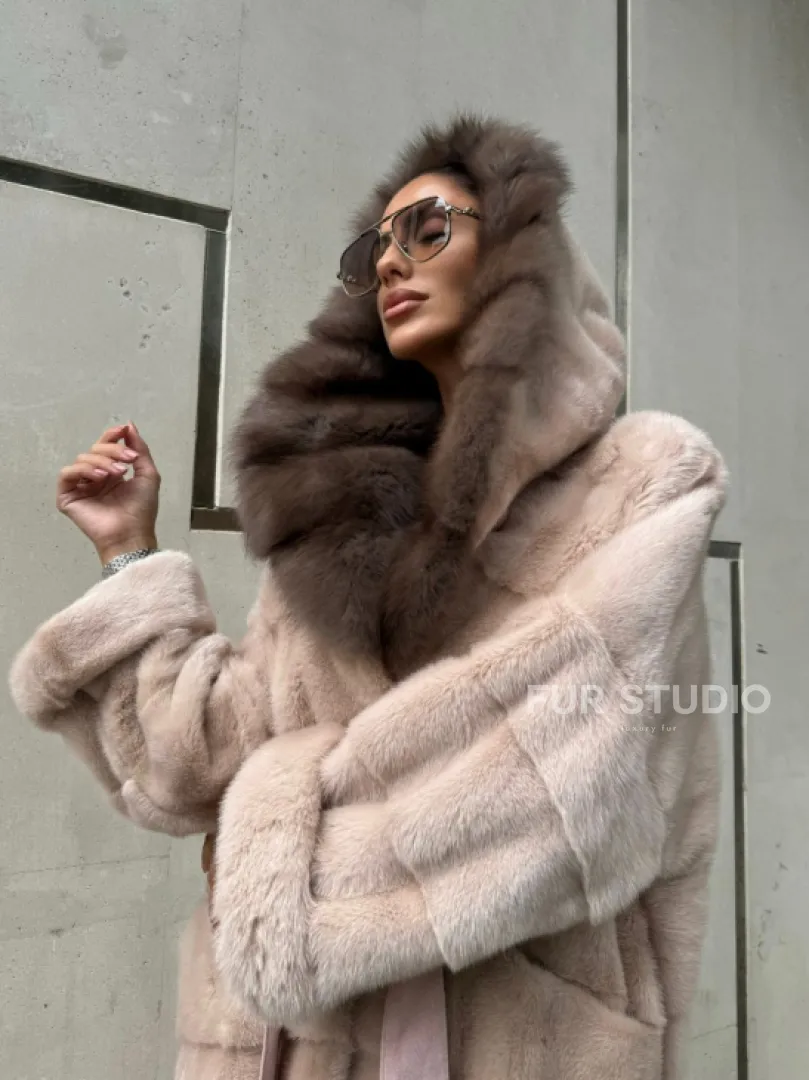 Норковая шуба с капюшоном из меха куницы пудрового цвета (нежно-розовый)