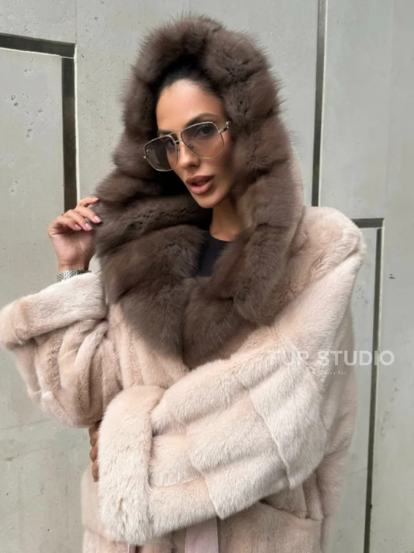 Норковая шуба с капюшоном из меха куницы пудрового цвета (нежно-розовый)