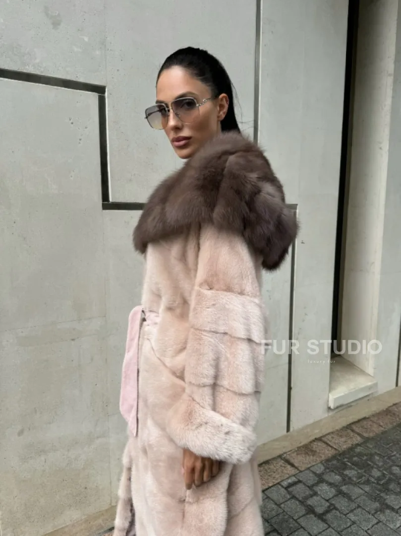 Норковая шуба с капюшоном из меха куницы пудрового цвета (нежно-розовый)