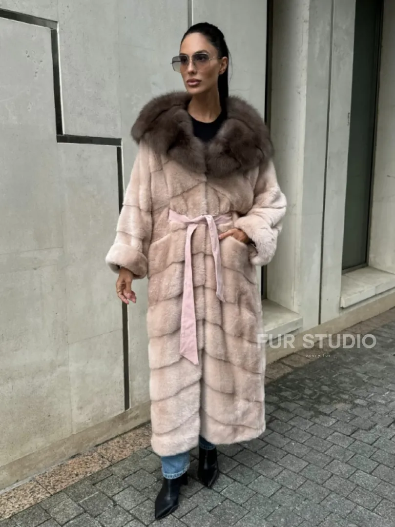 Норковая шуба с капюшоном из меха куницы пудрового цвета (нежно-розовый)