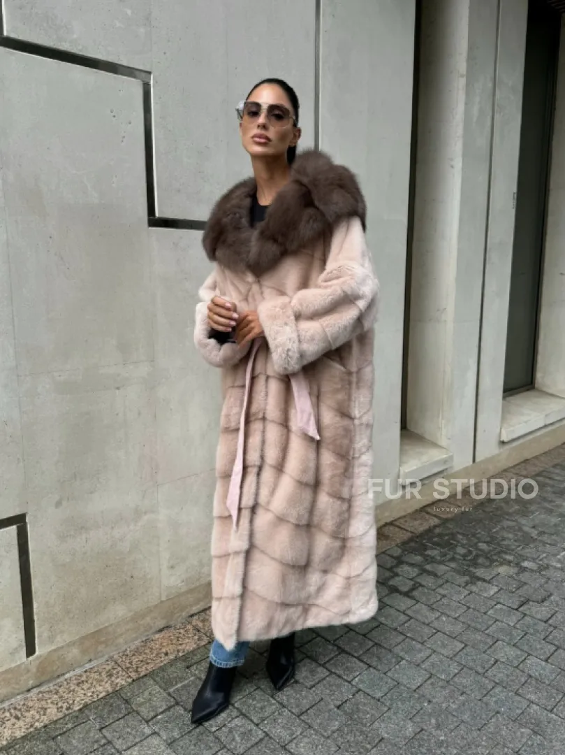 Норковая шуба с капюшоном из меха куницы пудрового цвета (нежно-розовый)