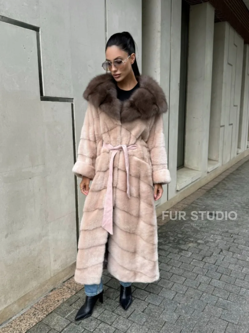 Норковая шуба с капюшоном из меха куницы пудрового цвета (нежно-розовый)