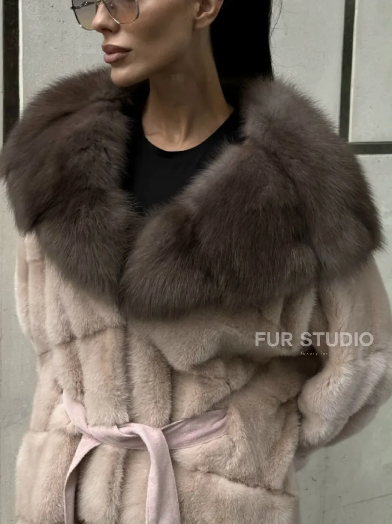 Норковая шуба с капюшоном из меха куницы пудрового цвета (нежно-розовый)