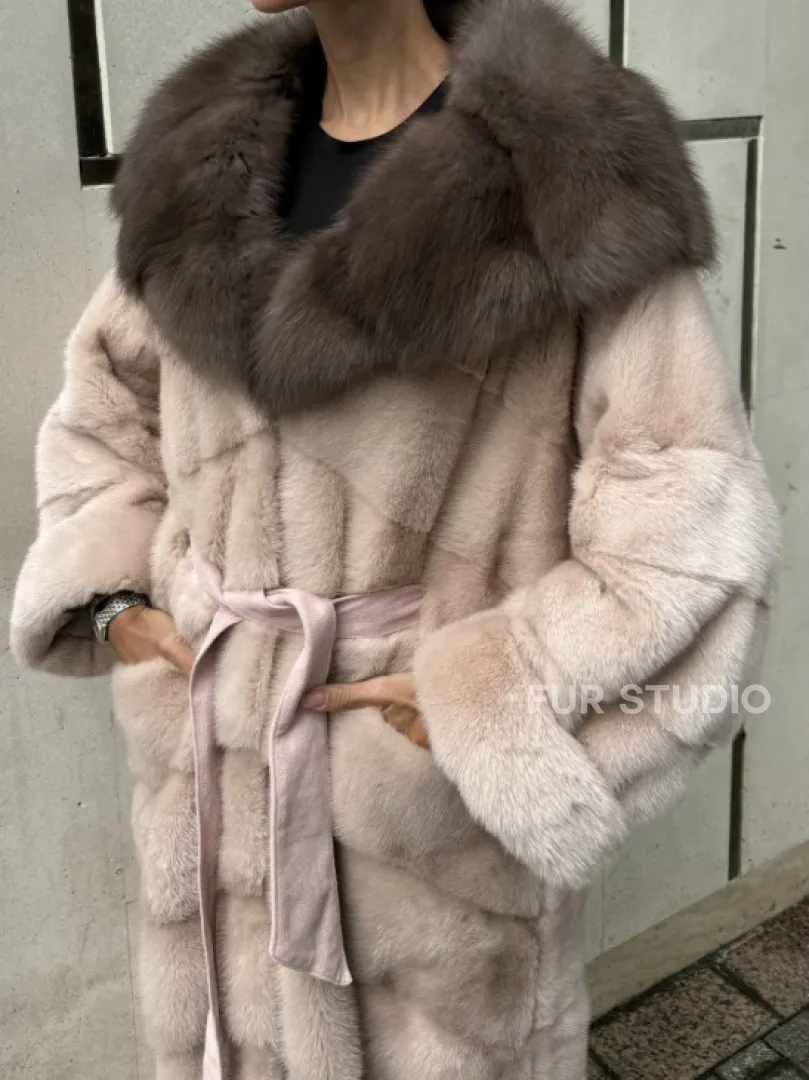 Норковая шуба с капюшоном из меха куницы пудрового цвета (нежно-розовый)
