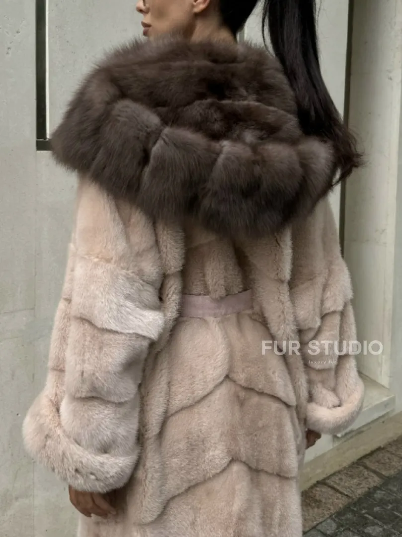 Норковая шуба с капюшоном из меха куницы пудрового цвета (нежно-розовый)