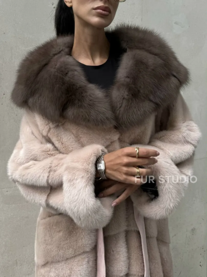 Норковая шуба с капюшоном из меха куницы пудрового цвета (нежно-розовый)