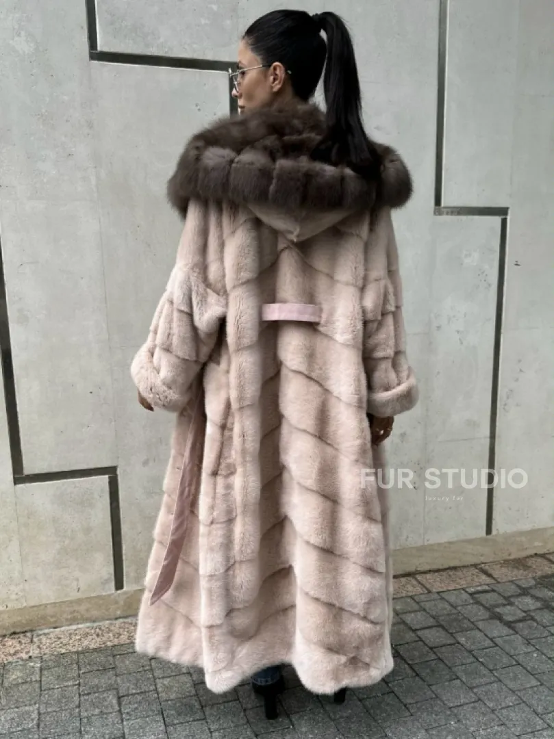 Норковая шуба с капюшоном из меха куницы пудрового цвета (нежно-розовый)