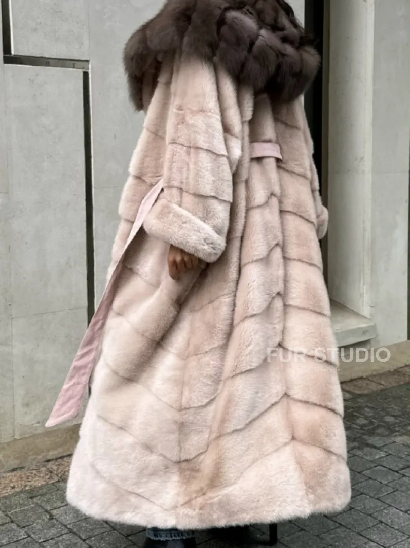 Норковая шуба с капюшоном из меха куницы пудрового цвета (нежно-розовый)