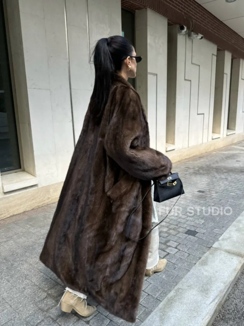 Шуба из скандинавской норки SAGA FURS в винтажном стиле