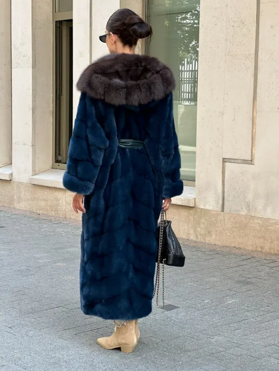 Удлиненная норковая шуба с капюшоном из куницы - цвет аквамарин