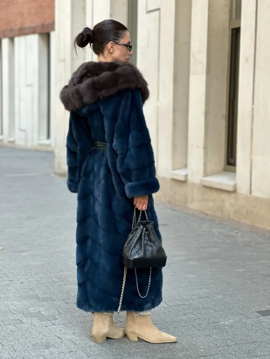 Удлиненная норковая шуба с капюшоном из куницы - цвет аквамарин