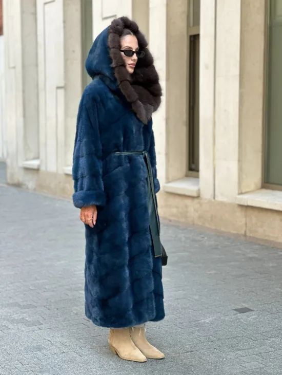 Удлиненная норковая шуба с капюшоном из куницы - цвет аквамарин