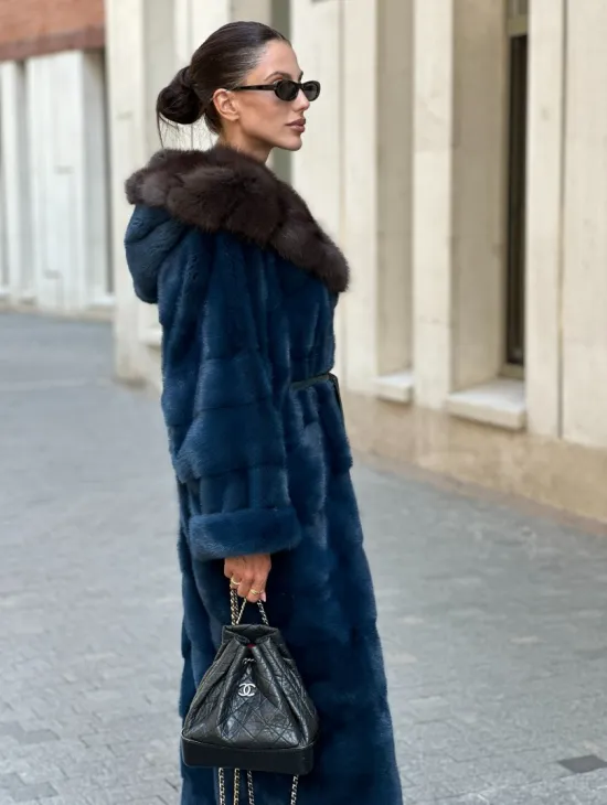 Удлиненная норковая шуба с капюшоном из куницы - цвет аквамарин