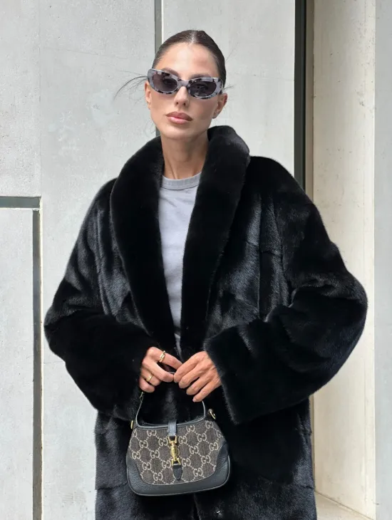 Шуба из скандинавского меха норки Saga furs с шалевым воротником