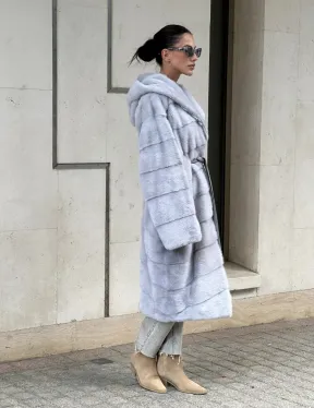 Эффектное пальто - шуба с капюшоном из меха голубой норки