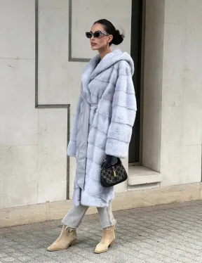 Эффектное пальто - шуба с капюшоном из меха голубой норки