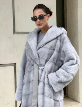 Эффектное пальто - шуба с капюшоном из меха голубой норки