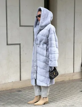 Эффектное пальто - шуба с капюшоном из меха голубой норки