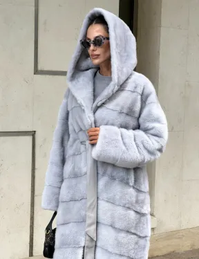 Эффектное пальто - шуба с капюшоном из меха голубой норки