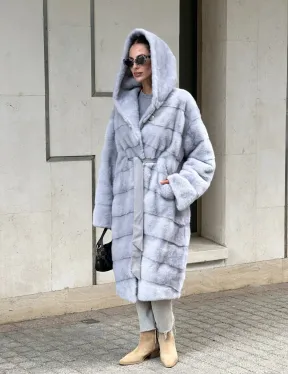 Эффектное пальто - шуба с капюшоном из меха голубой норки