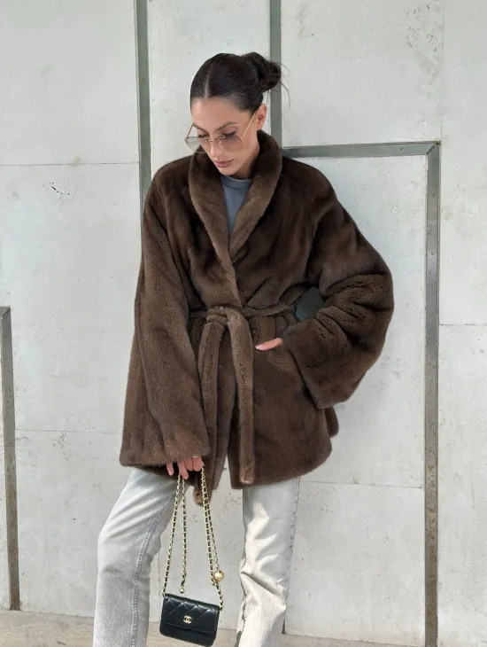 Шуба из меха Saga Furs в винтажном стиле средней длины