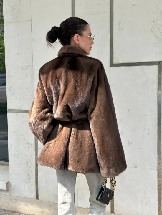 Шуба из меха Saga Furs в винтажном стиле средней длины