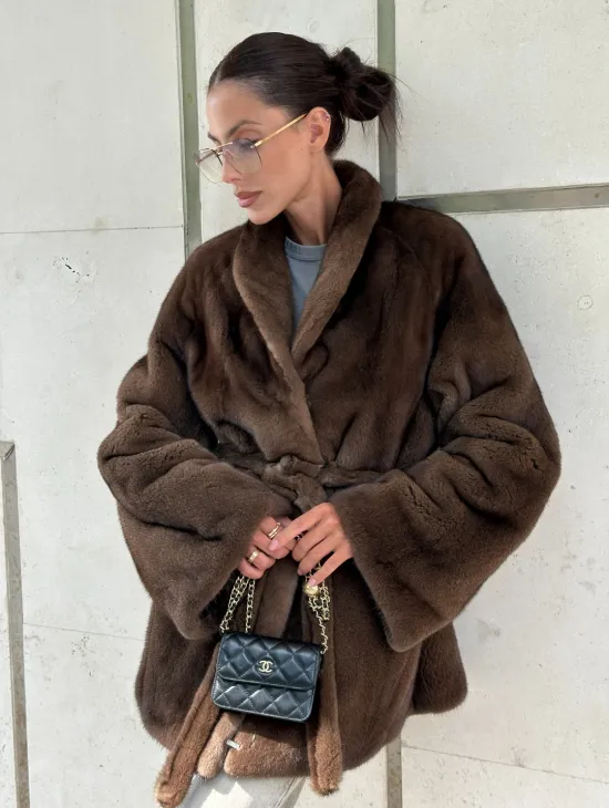 Шуба из меха Saga Furs в винтажном стиле средней длины
