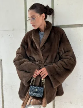 Шуба из меха Saga Furs в винтажном стиле средней длины