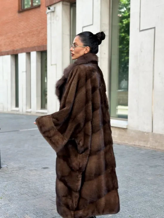 Шуба из меха норки с воротником из куницы - цвет соболь