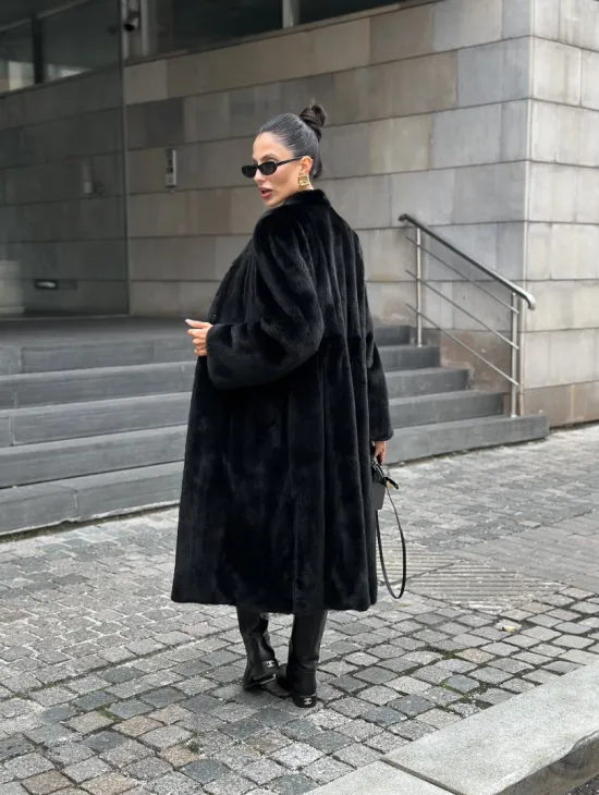 Модная шуба из меха норки Saga furs