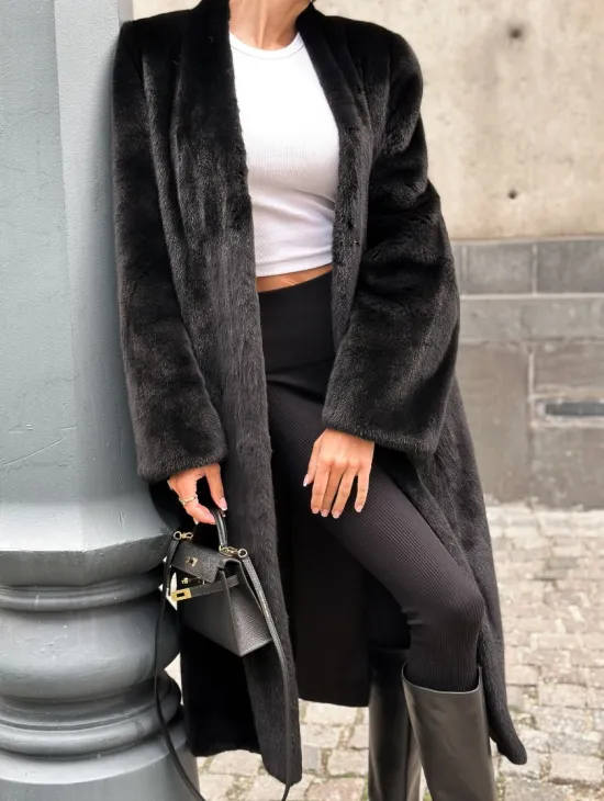 Модная шуба из меха норки Saga furs