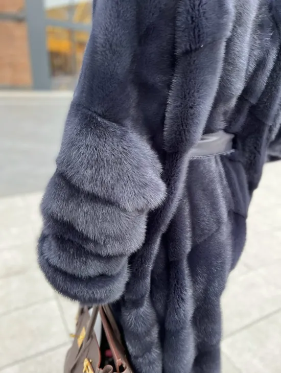 Норковая шуба с капюшоном из меха куницы - цвет инфинити (темно-синий)