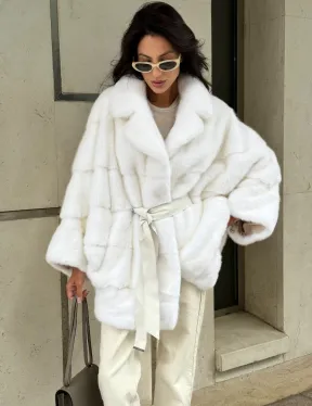 Норковая шубу Saga furs в белом цвете фасон - летучая мышь