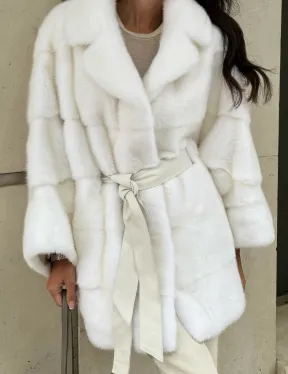 Норковая шубу Saga furs в белом цвете фасон - летучая мышь