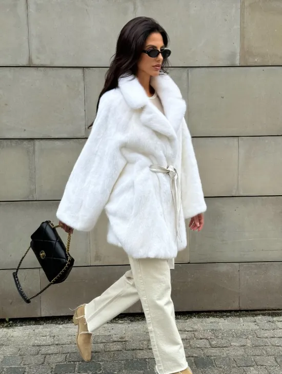 Белая шуба из норки SAGA летучая мышь английский ворот