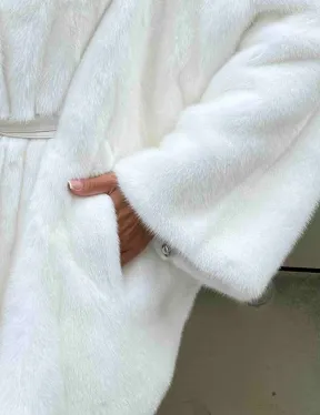 Белая шуба из норки SAGA летучая мышь английский ворот