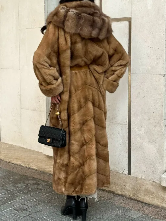 Норковая шуба с капюшоном из меха куницы - цвет карамель